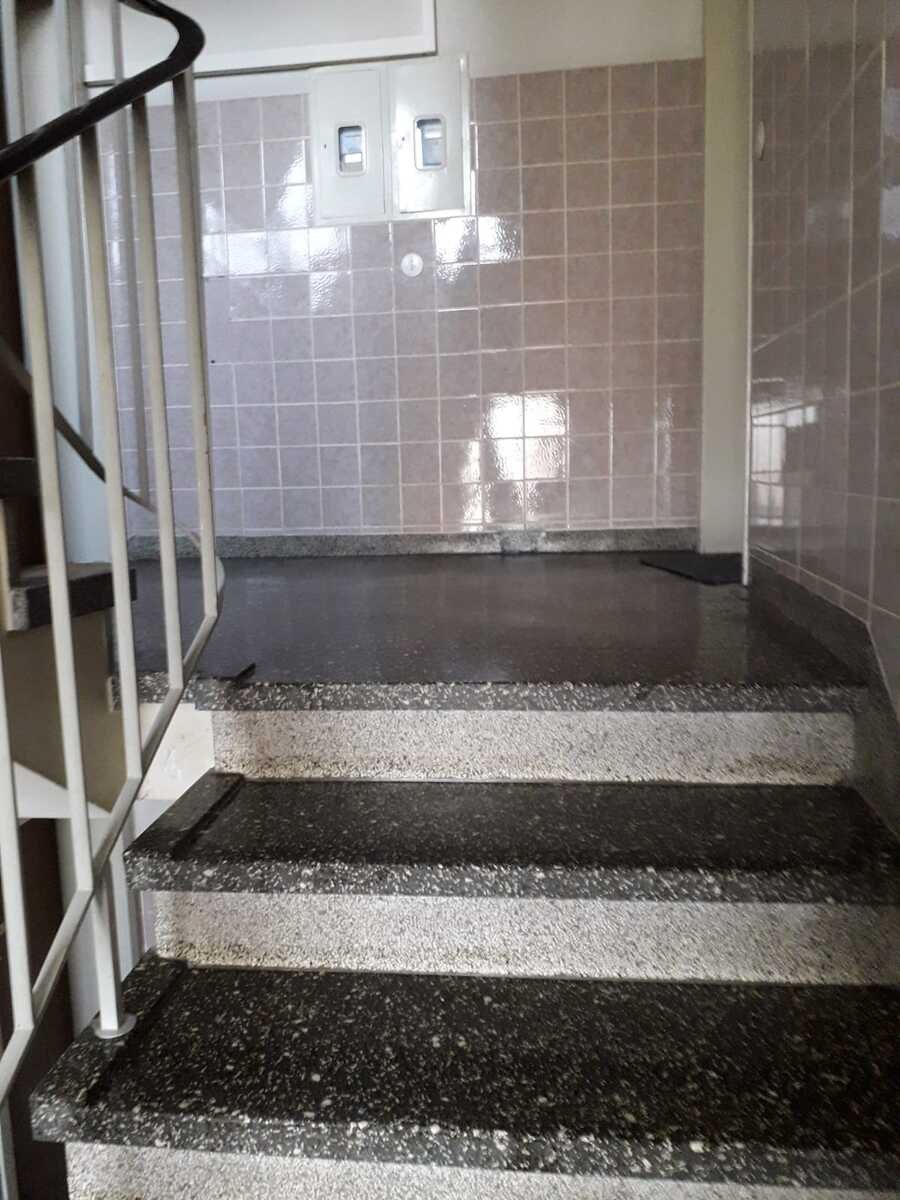 Gereinigter Treppenaufgang mit Geländer in einem Treppenhaus