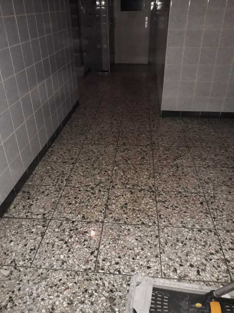 Gereinigter Fliesenboden in einem Treppenhausflur